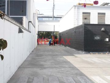 Ubicado en una de las zonas más exclusivas y demandadas de Lima, en el corazón de Chacarilla, este amplio local comercial de 1,000 m² ofrece una excel