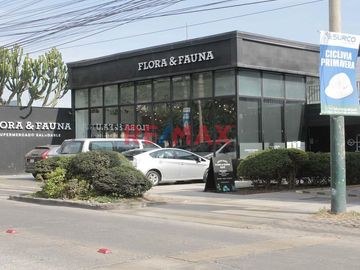 Ubicado en una de las zonas más exclusivas y demandadas de Lima, en el corazón de Chacarilla, este amplio local comercial de 1,000 m² ofrece una excel