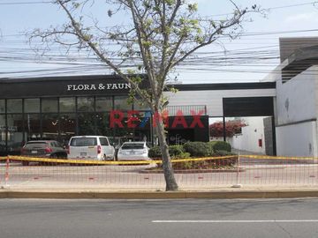 Ubicado en una de las zonas más exclusivas y demandadas de Lima, en el corazón de Chacarilla, este amplio local comercial de 1,000 m² ofrece una excel