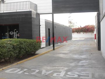 Ubicado en una de las zonas más exclusivas y demandadas de Lima, en el corazón de Chacarilla, este amplio local comercial de 1,000 m² ofrece una excel