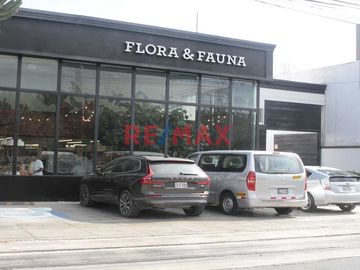Ubicado en una de las zonas más exclusivas y demandadas de Lima, en el corazón de Chacarilla, este amplio local comercial de 1,000 m² ofrece una excel