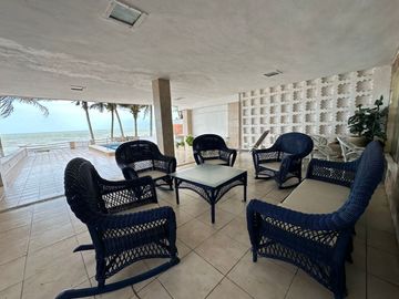 CASA EN VENTA FRENTE AL MAR, PUERTO PROGRESO YUCATAN, CON 5 HABITACIONES.