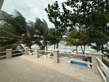 CASA EN VENTA FRENTE AL MAR, PUERTO PROGRESO YUCATAN, CON 5 HABITACIONES.