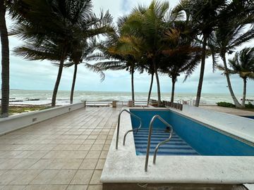 CASA EN VENTA FRENTE AL MAR, PUERTO PROGRESO YUCATAN, CON 5 HABITACIONES.