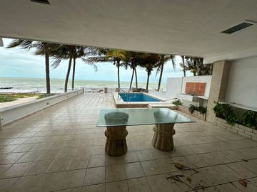 CASA EN VENTA FRENTE AL MAR, PUERTO PROGRESO YUCATAN, CON 5 HABITACIONES.
