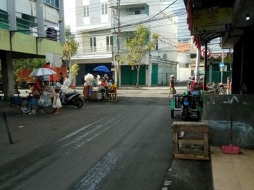 Ruko Genteng Besar, Depan Pasar Genteng, Hadap Timur