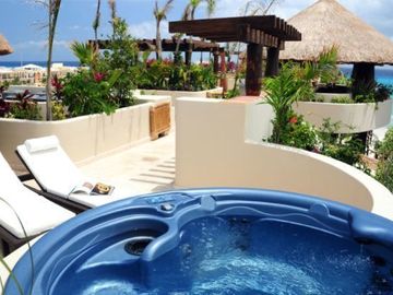 Penthouse de 2 recamaras con area de Asador frente al mar, amenidades de lujo.