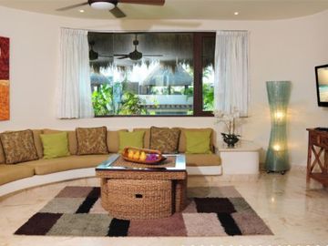Penthouse de 2 recamaras con area de Asador frente al mar, amenidades de lujo.