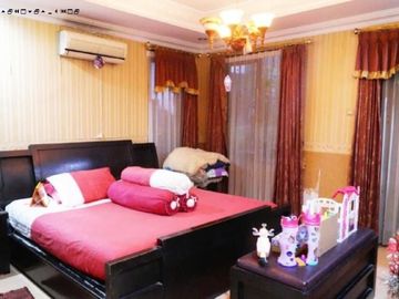 Rumah di Jl. Rungkut Asri Tengah, Row jalan 3 mobil, Strategis