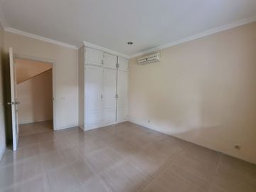 Town House di Pejaten dgn Kolam Renang dan Taman & Siap Huni Kondisi Unfurnished HSE-A0456