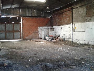 Galpón 240m2 C/local S/lote 10x44