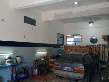 VENTA  de propiedad 2 galpones, casa al fondo, mas amplio departamento 4 ambientes con terraza en primer piso