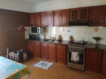 VENTA  de propiedad 2 galpones, casa al fondo, mas amplio departamento 4 ambientes con terraza en primer piso