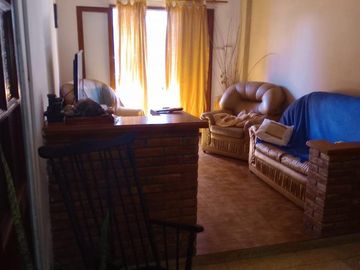 VENTA  de propiedad 2 galpones, casa al fondo, mas amplio departamento 4 ambientes con terraza en primer piso