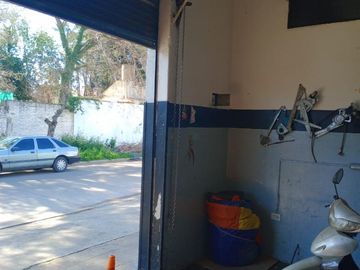 VENTA  de propiedad 2 galpones, casa al fondo, mas amplio departamento 4 ambientes con terraza en primer piso