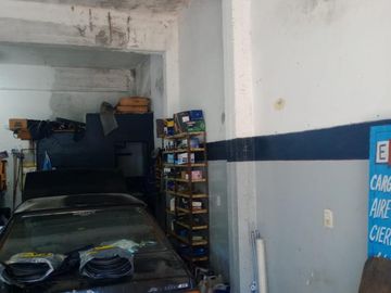 VENTA  de propiedad 2 galpones, casa al fondo, mas amplio departamento 4 ambientes con terraza en primer piso