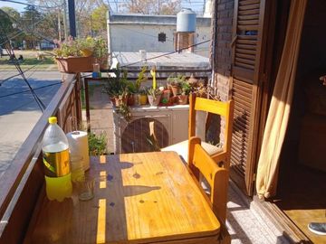 VENTA  de propiedad 2 galpones, casa al fondo, mas amplio departamento 4 ambientes con terraza en primer piso