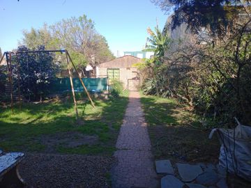 VENTA  de propiedad 2 galpones, casa al fondo, mas amplio departamento 4 ambientes con terraza en primer piso