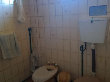 VENTA  de propiedad 2 galpones, casa al fondo, mas amplio departamento 4 ambientes con terraza en primer piso
