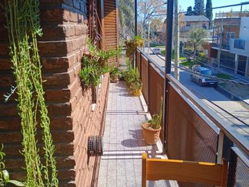 VENTA  de propiedad 2 galpones, casa al fondo, mas amplio departamento 4 ambientes con terraza en primer piso
