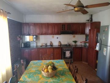 VENTA  de propiedad 2 galpones, casa al fondo, mas amplio departamento 4 ambientes con terraza en primer piso