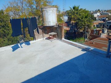 VENTA  de propiedad 2 galpones, casa al fondo, mas amplio departamento 4 ambientes con terraza en primer piso