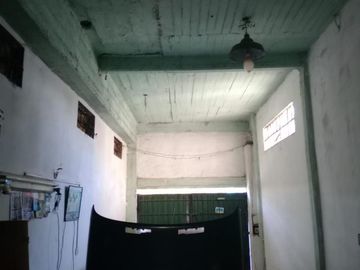 VENTA  de propiedad 2 galpones, casa al fondo, mas amplio departamento 4 ambientes con terraza en primer piso