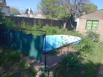 VENTA  de propiedad 2 galpones, casa al fondo, mas amplio departamento 4 ambientes con terraza en primer piso