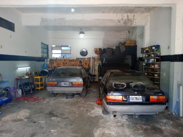 VENTA  de propiedad 2 galpones, casa al fondo, mas amplio departamento 4 ambientes con terraza en primer piso