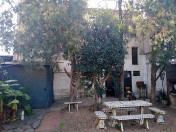 VENTA  de propiedad 2 galpones, casa al fondo, mas amplio departamento 4 ambientes con terraza en primer piso