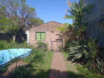 VENTA  de propiedad 2 galpones, casa al fondo, mas amplio departamento 4 ambientes con terraza en primer piso