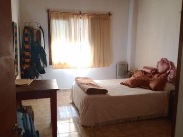 VENTA  de propiedad 2 galpones, casa al fondo, mas amplio departamento 4 ambientes con terraza en primer piso