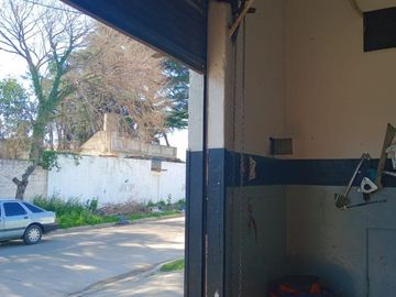 VENTA  de propiedad 2 galpones, casa al fondo, mas amplio departamento 4 ambientes con terraza en primer piso