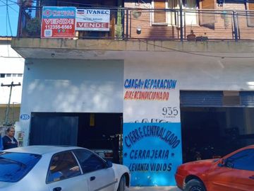 VENTA  de propiedad 2 galpones, casa al fondo, mas amplio departamento 4 ambientes con terraza en primer piso