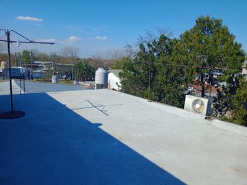 VENTA  de propiedad 2 galpones, casa al fondo, mas amplio departamento 4 ambientes con terraza en primer piso
