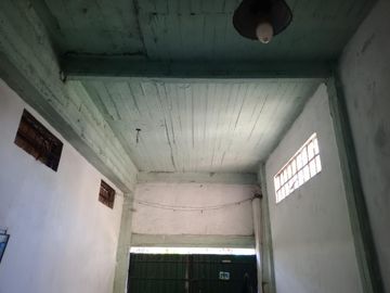 VENTA  de propiedad 2 galpones, casa al fondo, mas amplio departamento 4 ambientes con terraza en primer piso