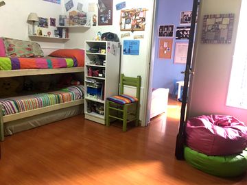 MUY BUEN CASA DE 5 AMBIENTES CON COCHERA, PATIO, QUINCHO Y TERRAZA