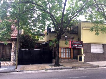 MUY BUEN CASA DE 5 AMBIENTES CON COCHERA, PATIO, QUINCHO Y TERRAZA