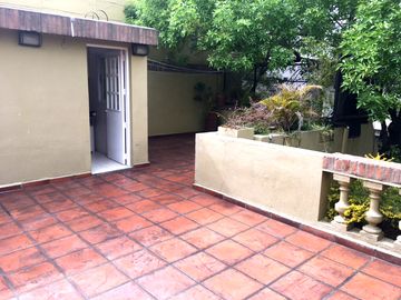 MUY BUEN CASA DE 5 AMBIENTES CON COCHERA, PATIO, QUINCHO Y TERRAZA