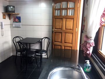 MUY BUEN CASA DE 5 AMBIENTES CON COCHERA, PATIO, QUINCHO Y TERRAZA