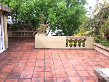 MUY BUEN CASA DE 5 AMBIENTES CON COCHERA, PATIO, QUINCHO Y TERRAZA