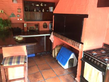 MUY BUEN CASA DE 5 AMBIENTES CON COCHERA, PATIO, QUINCHO Y TERRAZA