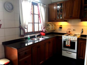 MUY BUEN CASA DE 5 AMBIENTES CON COCHERA, PATIO, QUINCHO Y TERRAZA