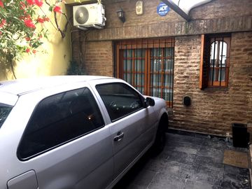MUY BUEN CASA DE 5 AMBIENTES CON COCHERA, PATIO, QUINCHO Y TERRAZA