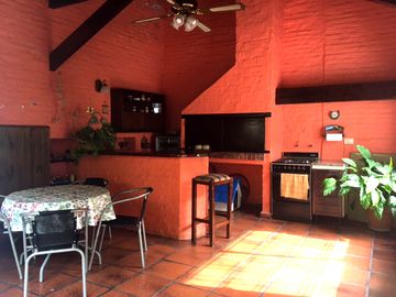 MUY BUEN CASA DE 5 AMBIENTES CON COCHERA, PATIO, QUINCHO Y TERRAZA