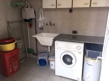 MUY BUEN CASA DE 5 AMBIENTES CON COCHERA, PATIO, QUINCHO Y TERRAZA