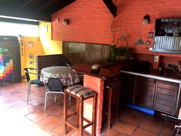 MUY BUEN CASA DE 5 AMBIENTES CON COCHERA, PATIO, QUINCHO Y TERRAZA