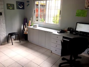 MUY BUEN CASA DE 5 AMBIENTES CON COCHERA, PATIO, QUINCHO Y TERRAZA