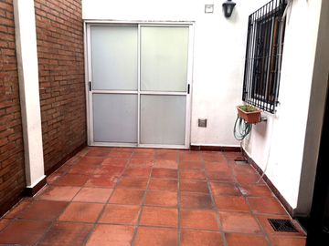MUY BUEN CASA DE 5 AMBIENTES CON COCHERA, PATIO, QUINCHO Y TERRAZA