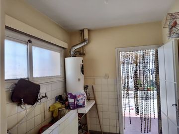 VENTA DE HERMOSA CASA ESQUINA Y DPTO, ZONA CÉNTRICA RIVADAVIA-MZA